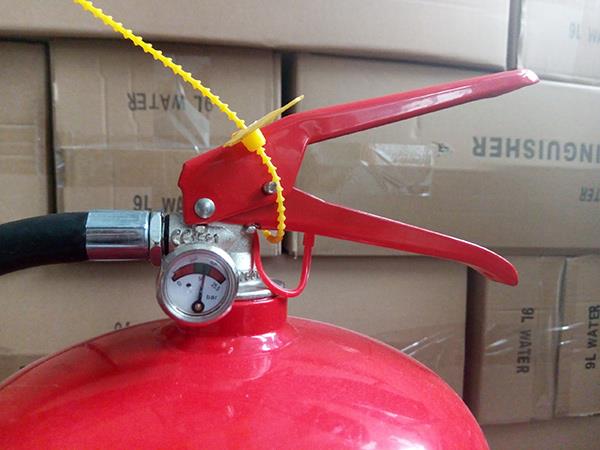 Detalle de extintor de incendios de agua.